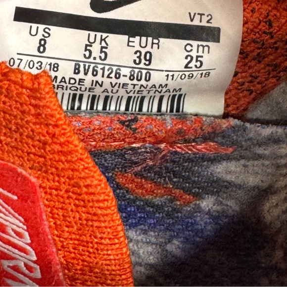 Nike Air VaporMax Flyknit 2 Sneakers
Size 8 USWomen's - Picture 10 of 10